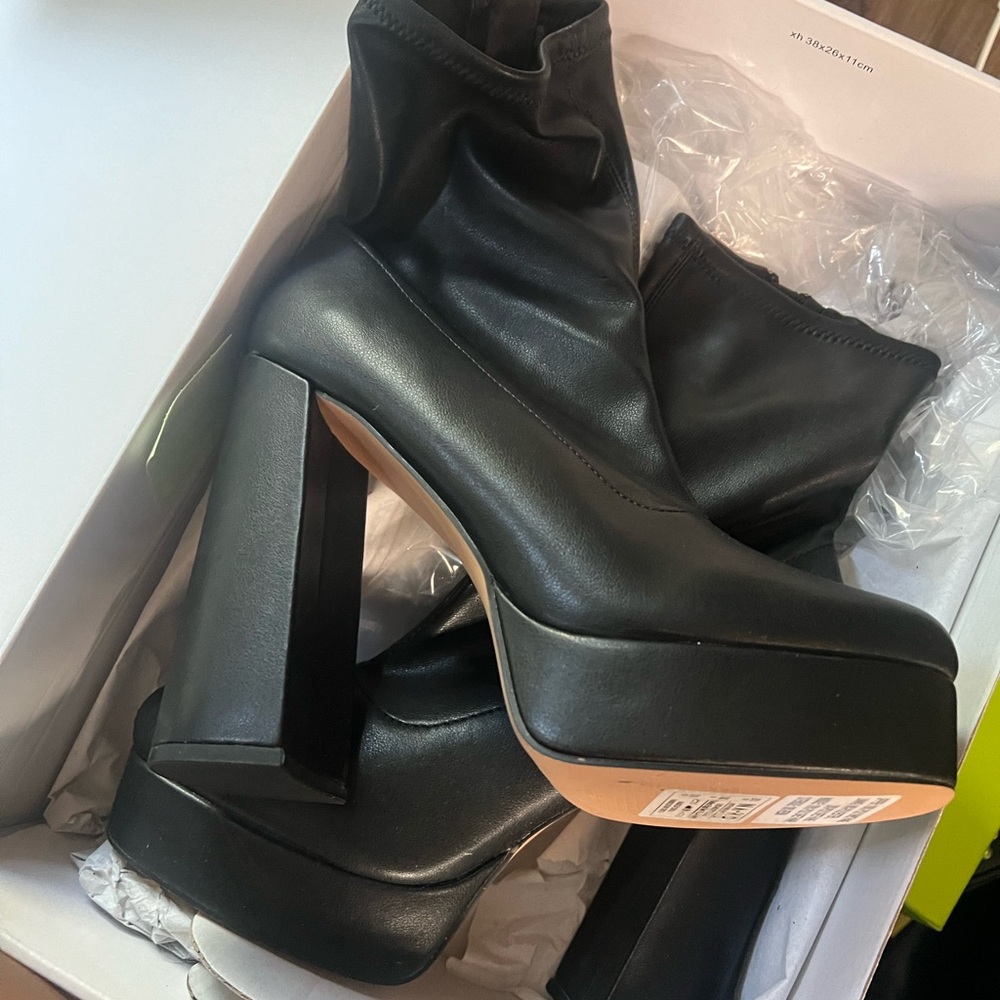 Elegant Black Heeled Boots NA-KD